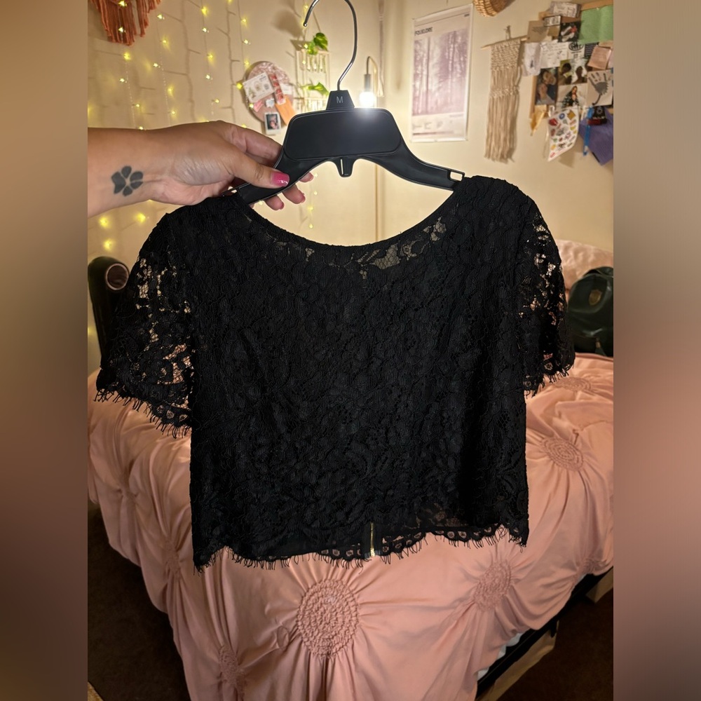 gorgeous lacy black cropped blouse ✨
